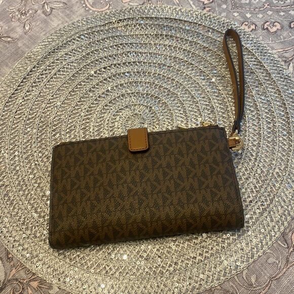 Spring SALE 🌷🌺🌸Michael Kors Adele Logo Smartphone NWOT - Picture 4 of 7